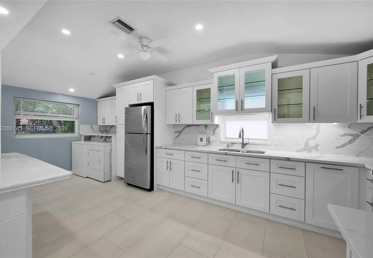 2 bed, 2.0 bath, 1034 sqft, $3,200 — Photo 2