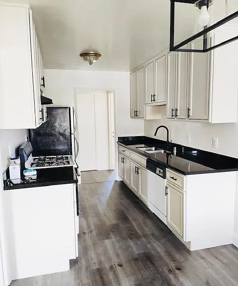 2869 Alma St — Photo 2