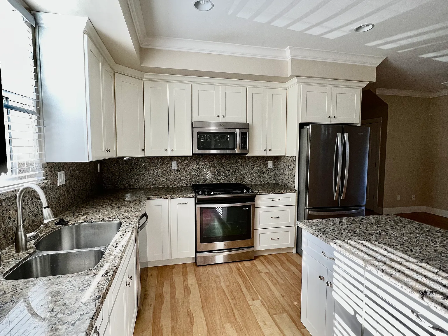 3 bed, 2.0 bath, 2042 sqft, $6,995 — Photo 4