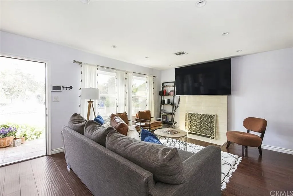 3 bed, 1268 sqft, $4,200 — Photo 3