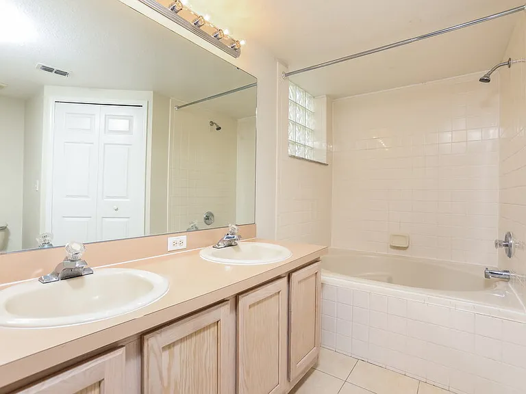 4208 Forest Island Dr — Photo 9