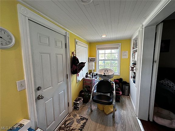 3rd image of 15011 Thompson Ave