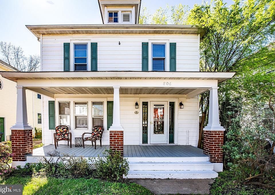 Quiet street but close to downtown amenities!