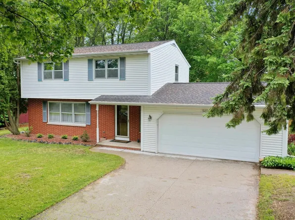 949 Myrtle Ln, Green Bay, WI 54304