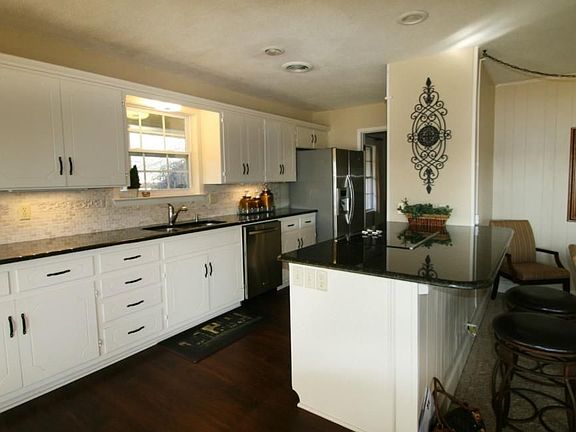 5th image of 1110 Kiowa Dr E