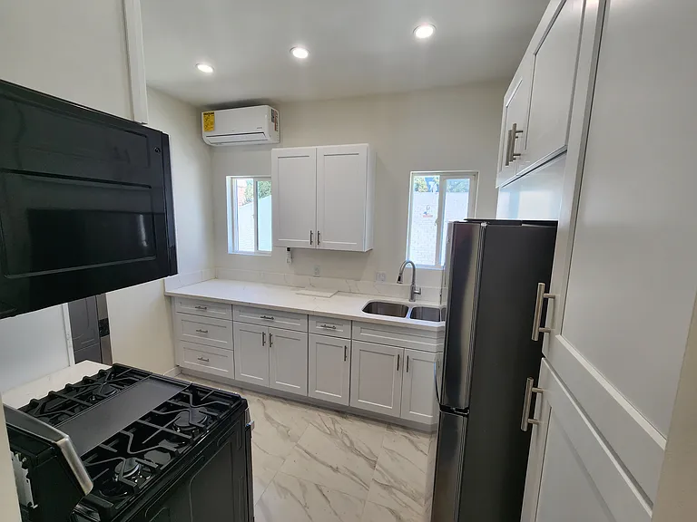 737 N Ridgewood Pl #1/2 — Photo 4