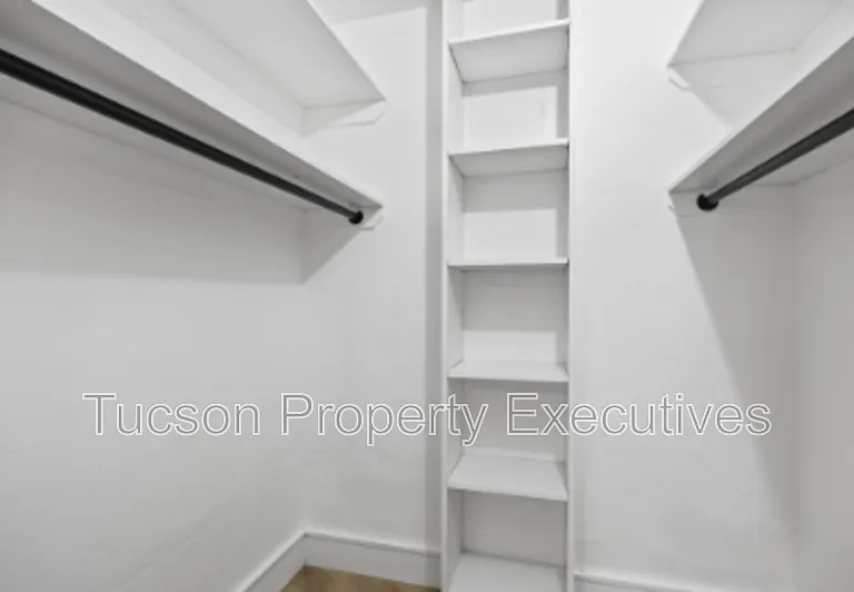 824 E 10th St #L — Photo 12
