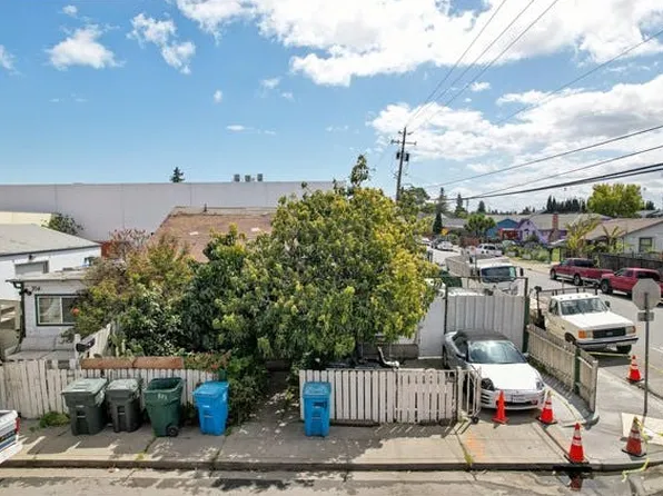 704 Hurlingame Ave, Redwood City, CA 94063