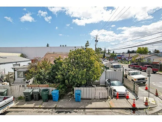 704 Hurlingame Ave photo 1