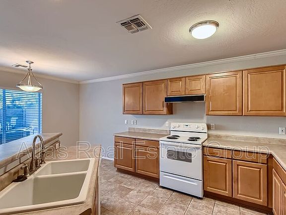 5th image of 912 E Mayfield Cir
