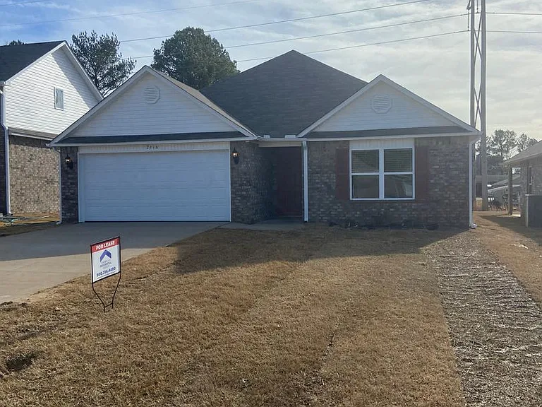 2616 Grant Ln — Photo 3