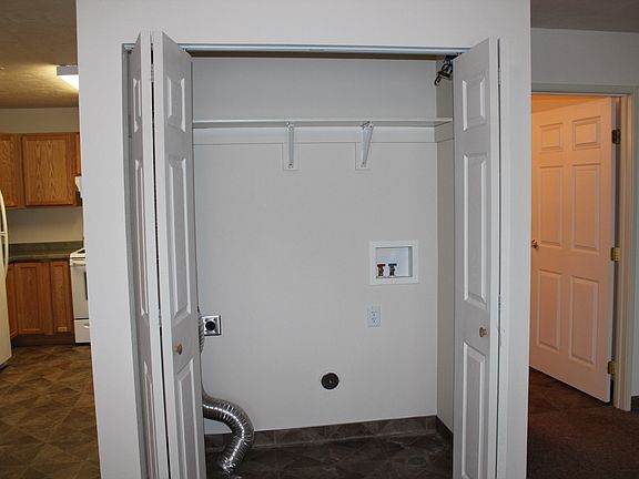 washer/dryer hook-ups