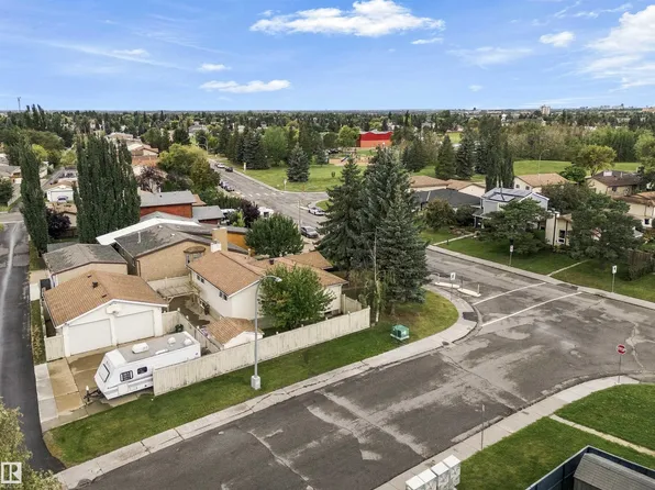 3803 12th Ave NW, Edmonton, AB T6L 4A9
