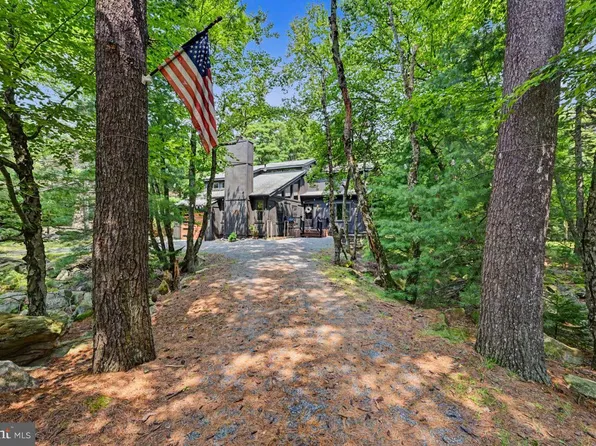 44 Chestnut Rd, Lake Harmony, PA 18624