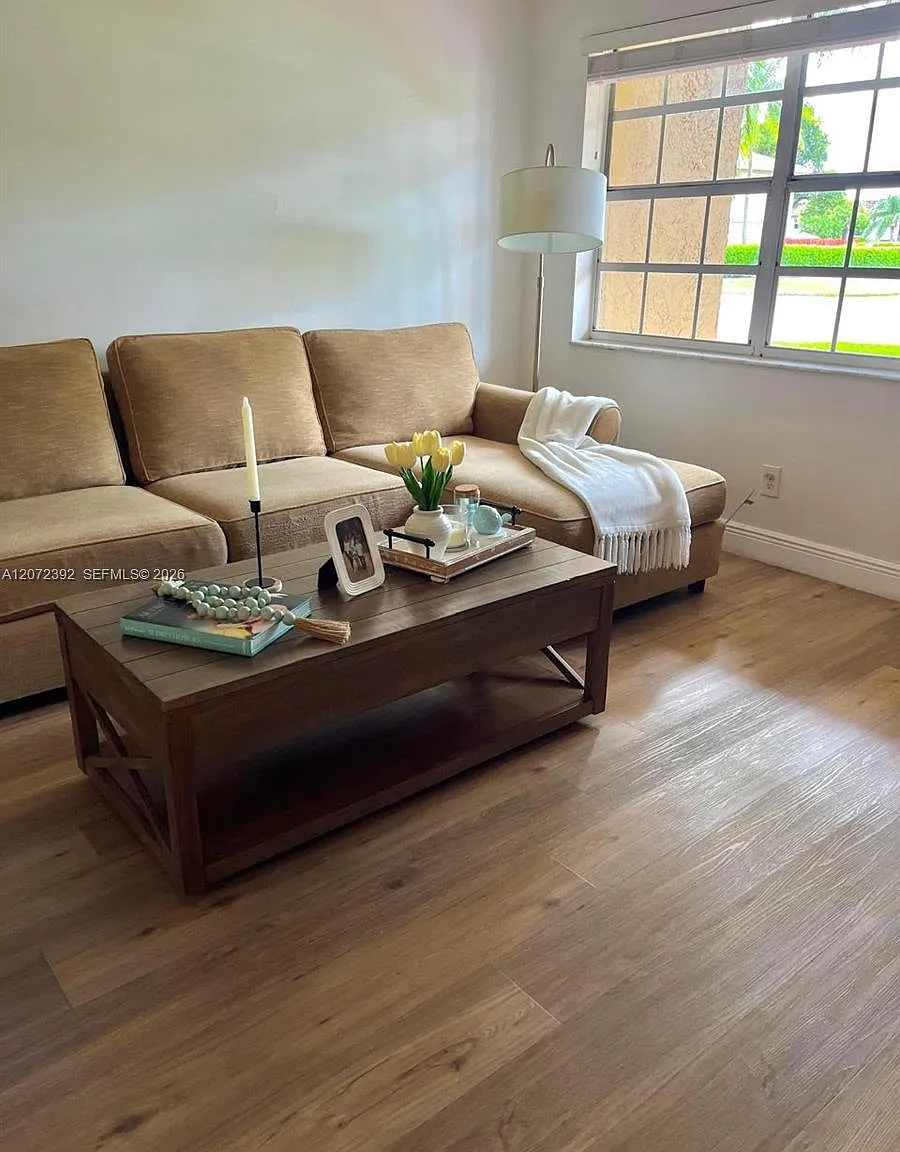 Bella Grand Condo — Photo 3