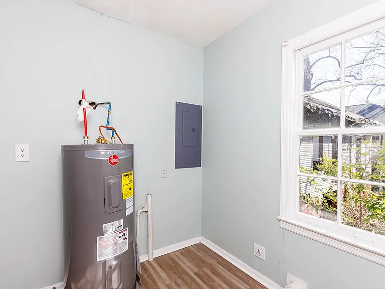 1830 Exeter Ave — Photo 9