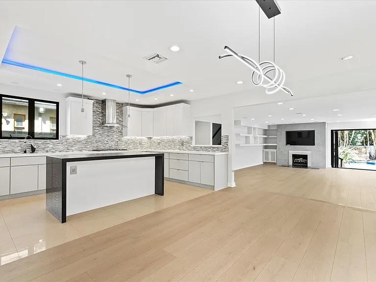 15221 Valley Vista Blvd — Photo 3