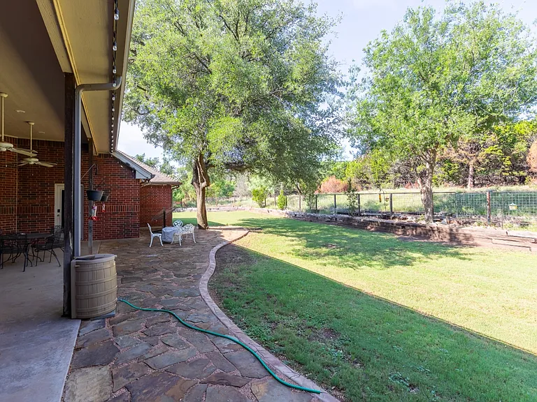 364 Alexandra Dr — Photo 43