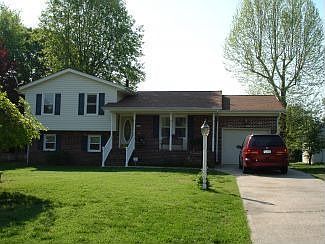 1st image of 142 Country Club Dr