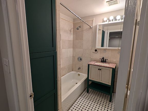 5th image of 1004 Irving St NW APT B