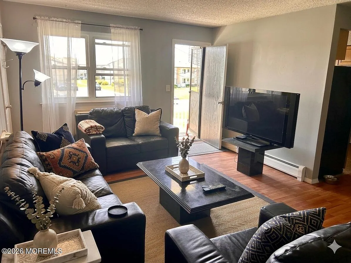 1 bed, 776 sqft, $1,900 — Photo 2