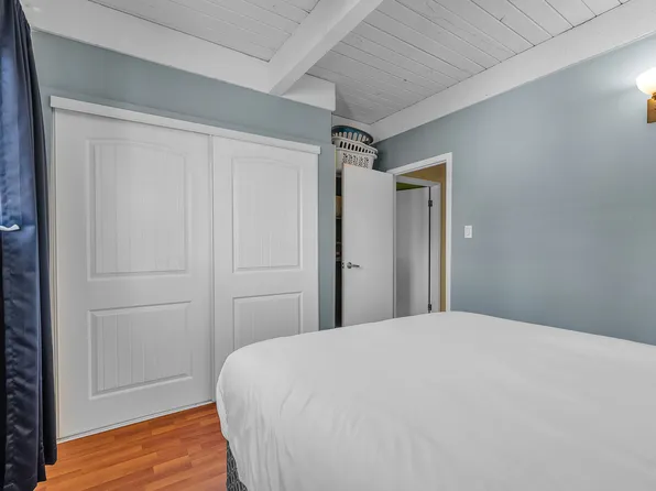 28 SW Hilton Ave NW, Calgary, AB T2K 2H2