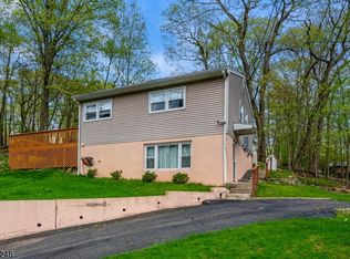 12 Bayview Ave, Hopatcong, NJ 07843