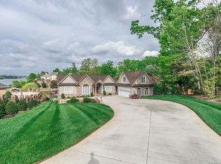 52 River Pointe Dr, Hickory, NC 28601