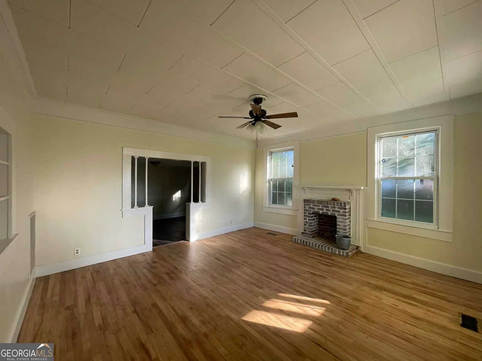 3 bed, 1.0 bath, 1581 sqft, $1,375 — Photo 2
