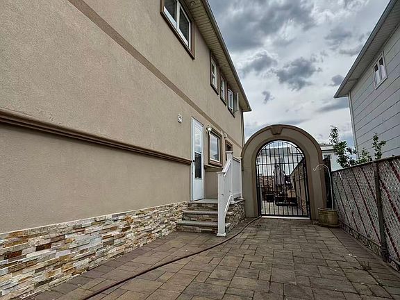 3rd image of 158 Malone Ave Floor 1