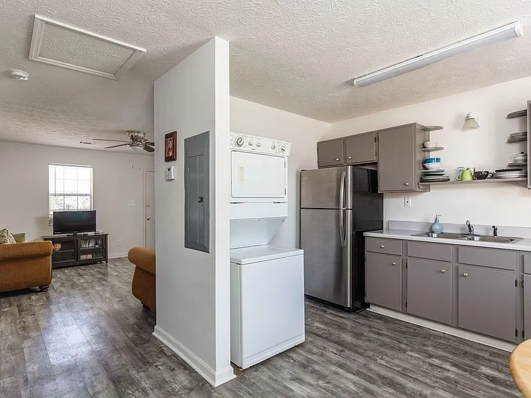 Banks Crossing Apartments — Photo 23