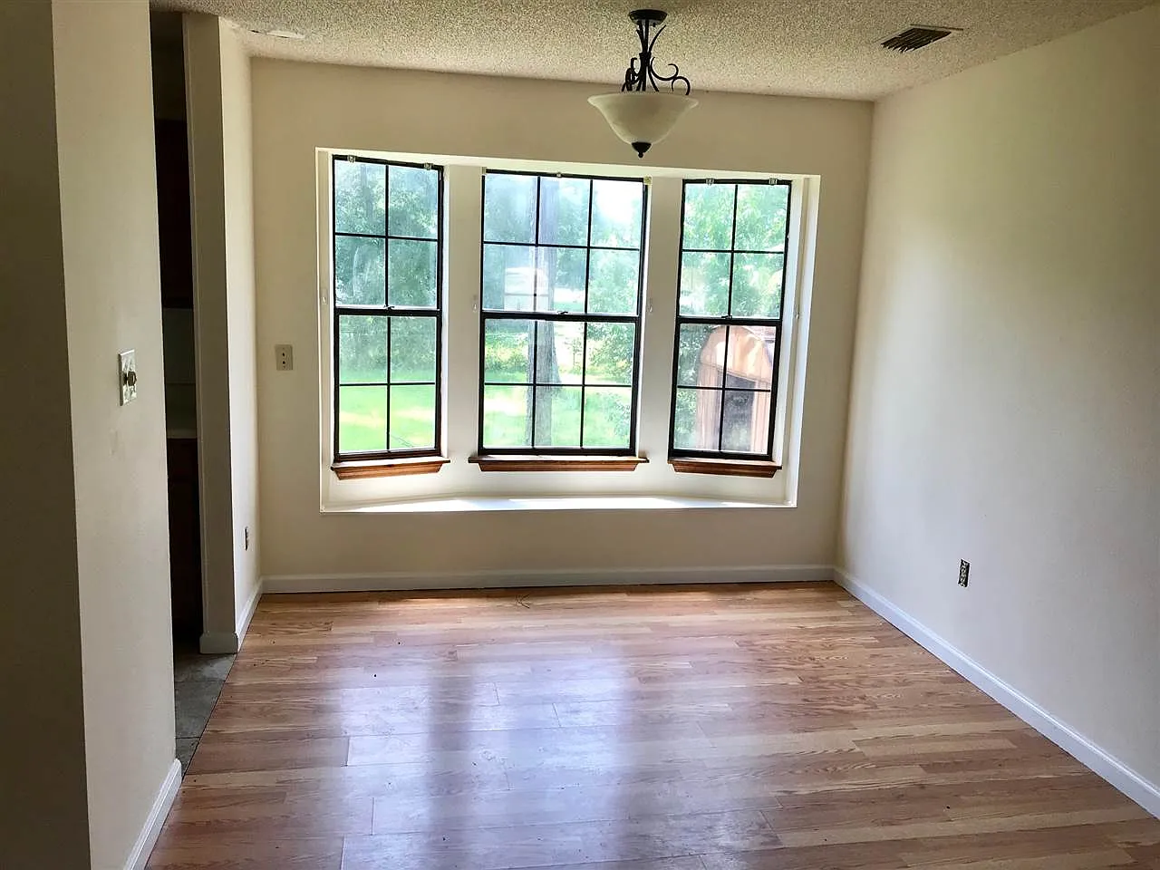 3 bed, 2.0 bath, 1600 sqft, $2,295 — Photo 4