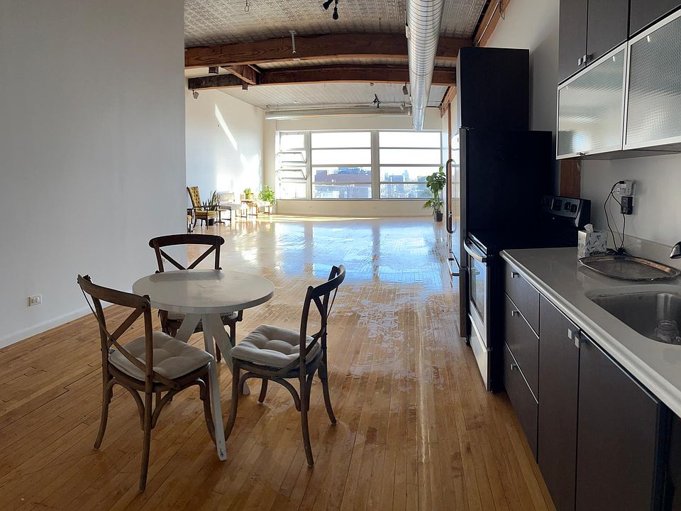 This Manhatten style loft is HUUUGGGEEEE!
