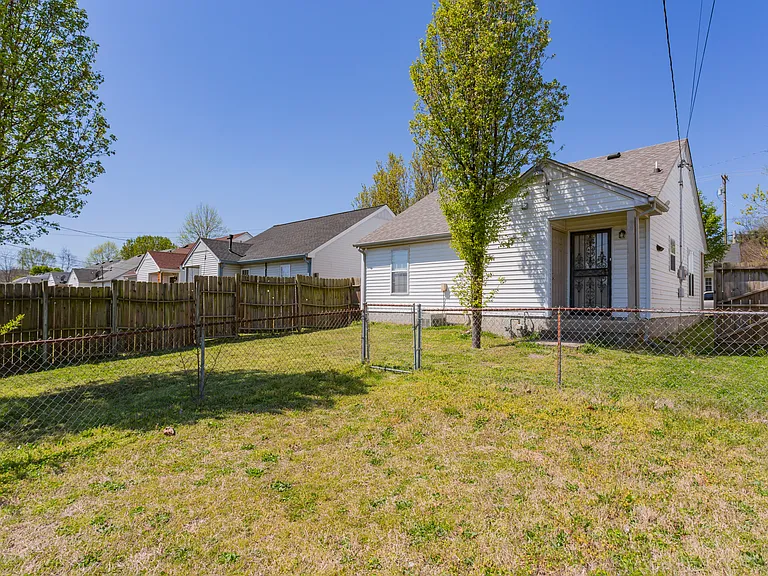 1005 Looby Cir — Photo 23