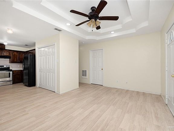 5th image of 809 S Dillion Dr
