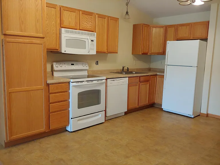 1590 Parkwood Dr — Photo 2