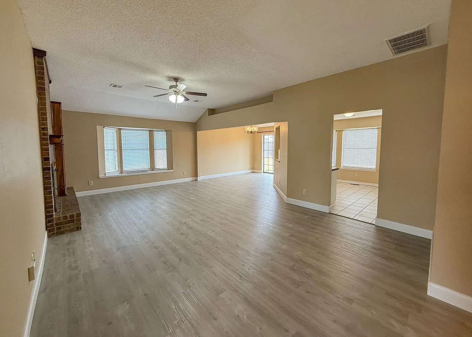 Spacious 3-Bedroom Home on a Corner Lot in Edmond! — Photo 4