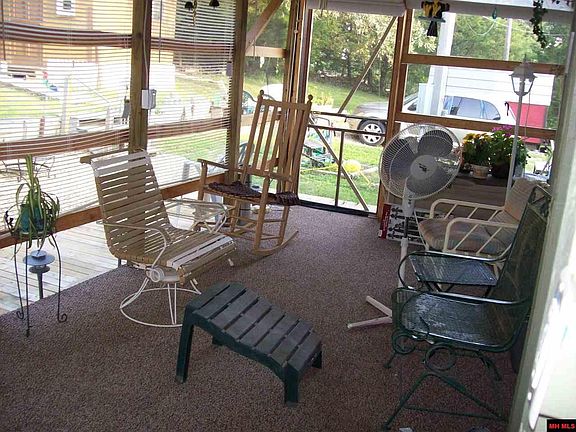 3rd image of 18 Bragg Ln