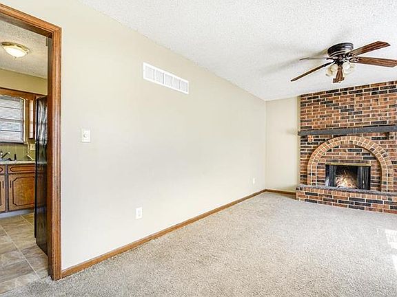 5th image of 913 NE Locust Dr