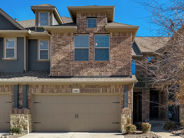 916 Brookville Ct — Photo 1