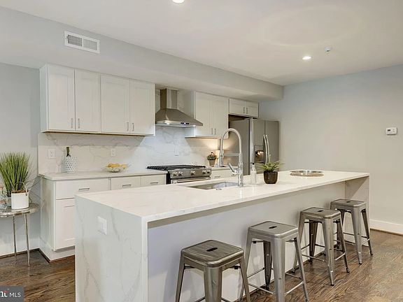 5th image of 223 17th St SE #1