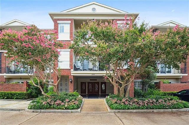 1 bed, 1.0 bath, 914 sqft, $2,400 — Photo 1