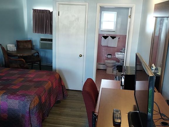 4th image of 3701 W Lake Rd Room 11