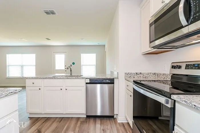 3 bed, 2.0 bath, 1379 sqft, $1,845 — Photo 2