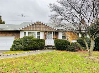 6 Saturn Ct, Syosset, NY 11791