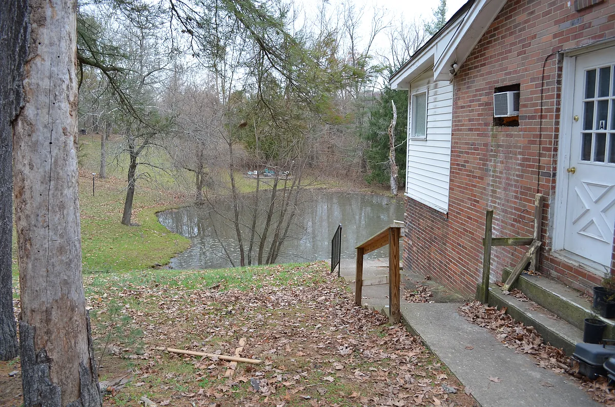 Building Photo - 19 E Clearview Dr #A