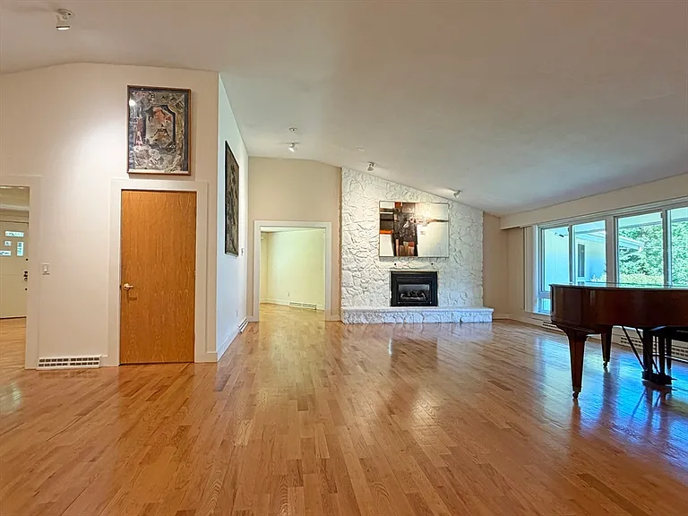37 Stephen Pl — Photo 10
