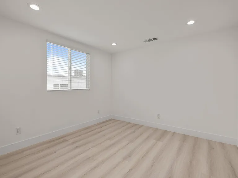 637 N Kingsley Dr #1/2 — Photo 11