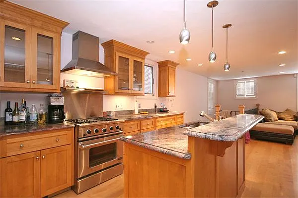 253 Bunker Hill St — Photo 4