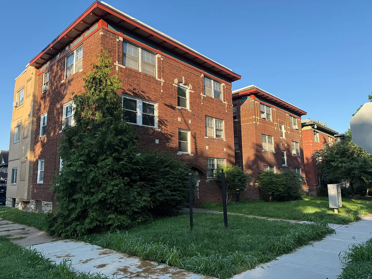 Photo 1 of 6 - 823 E 42nd St #3W - Kansas City, MO Primary Photo - 823 E 42nd St #3W